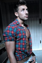 Tommy spogliarellista a Milano